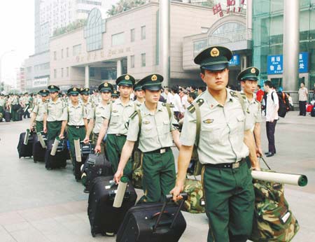 6月16日,第二批公安消防部隊南京士官學校2007級滅火指揮專業的200名