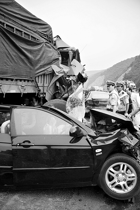 包茂高速铜川段车祸图片