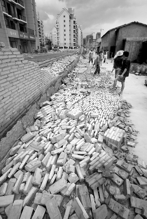 狂风骤雨中百米墙倒压坏卡车_新闻中心_新浪网