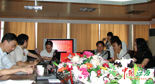 揭赣元:人事工作要贴近群众 并接受网友监督