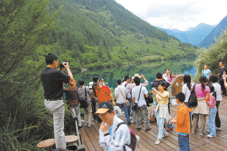 成為關閉近3個月的九寨溝黃龍景區恢復開放後第一支進入景區的旅行團