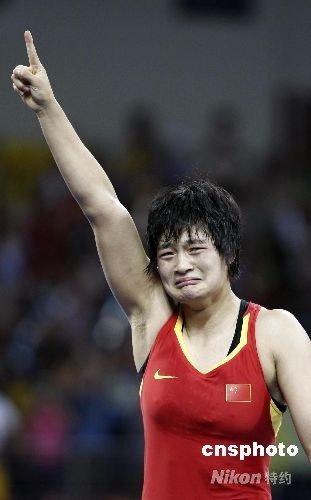 图:王娇自由式摔跤夺冠 难掩丰富表情