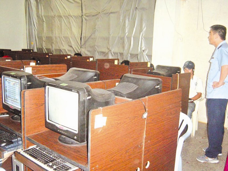 文/图)昨天中午,翔安区工商局对辖区内的网吧经营场所进行突击检查