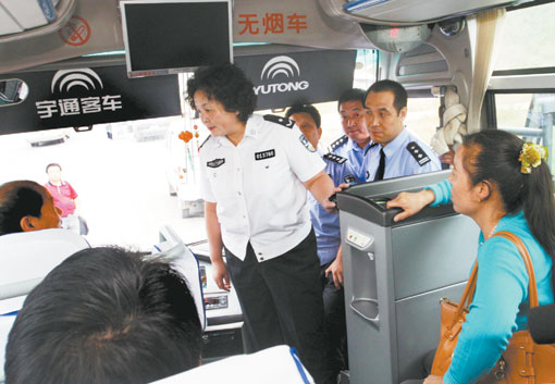 昨日,西安市公安局交管支队支队长王海玲和蓝田交警一起登上从西安