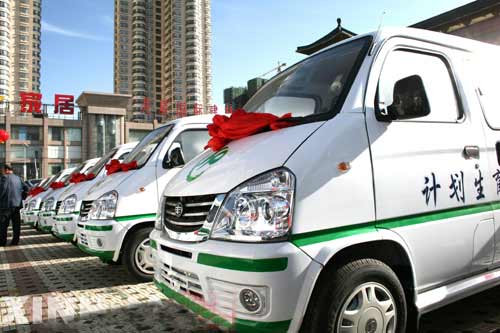 10月28日,一辆辆计划生育服务车准备从青海省西宁市奔赴农村牧区.