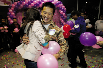 相亲大会晚上才开始 千张单身帖一早就上墙