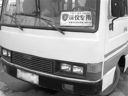殡葬车专用标识合成照片成都市殡仪馆统计数据显示,今年以来,殡仪馆接