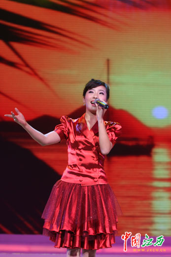 徐丹再展冠军风采 人民大会堂演唱三首红歌(图)