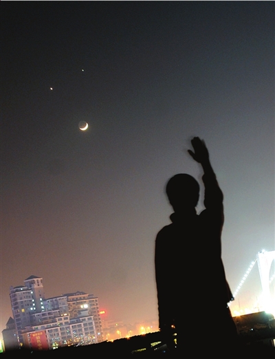 双星拱月空中笑脸