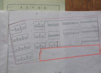 張軍出示的房產證地籍圖□按規劃,白色圍牆外的這片綠化帶本應同