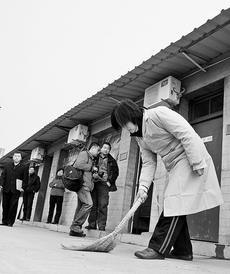 女劳教人员微笑当义工