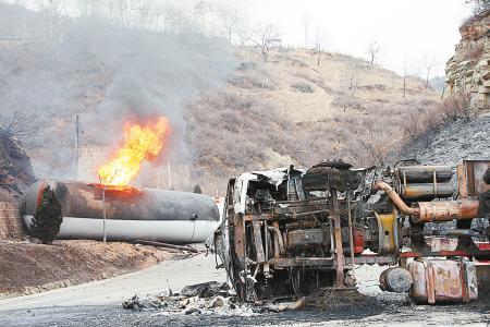 液化气罐车侧翻闪爆