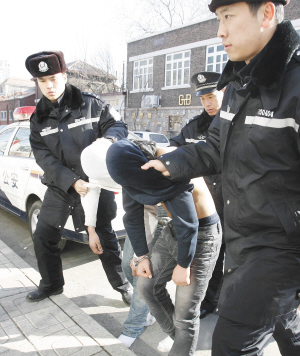 特警出击 铁腕擒贼(图)