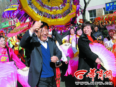 榆林 市委书记扭秧歌昨日的榆林市区,人山人海,七八万人拥上街头观看