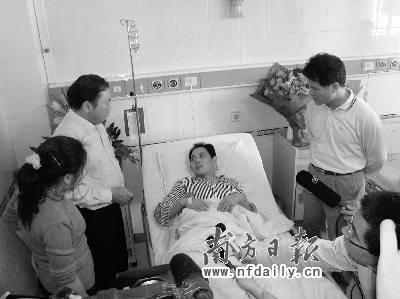 "昨日,虎门镇委副书记梁文荣等前往医院,探望在该镇街头浴血斗劫匪的