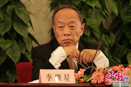 李肇星亮相人大首场发布会说乡音秀英语