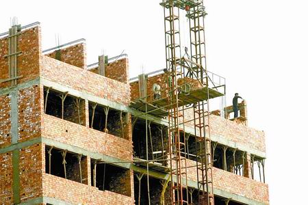 盖楼不设防护网过往行人"很受伤"