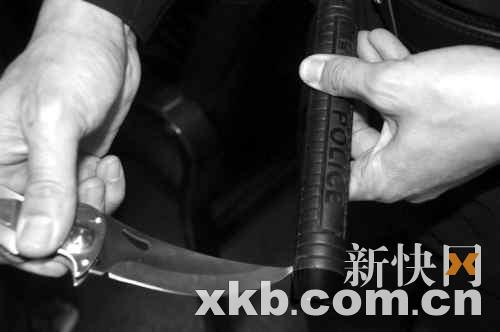 殺人潛逃嫌犯在警務室用彈簧刀刺民警(圖)