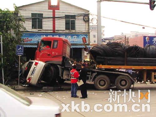 黃埔區茅崗路被撞小轎車撞樹兩人傷