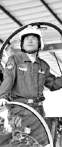 李峰说,他要尽最大努力,去挽救飞机3月7日,空军特级飞行员李峰经历了