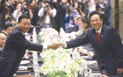 昨天上午,海峡两岸关系协会会长陈云林与海峡交流基金会董事长