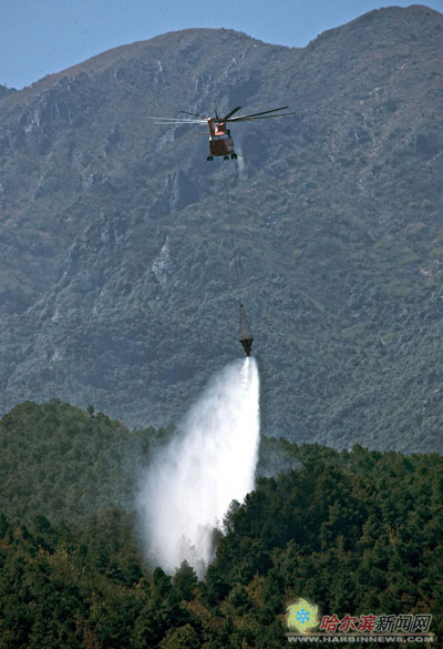 救火直升机的水桶图片