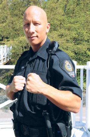 陈振兴应记者要求,摆出一副准备格斗姿势.