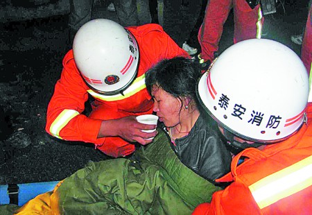 老先生昏倒 女游客抽搐 小女孩摔伤 消防急出动 泰山救三人