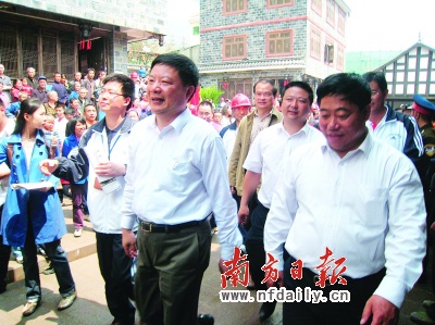 佛山市委书记林元和(中)与阿坝州州长吴泽刚(右)一起参观禅寿老街.