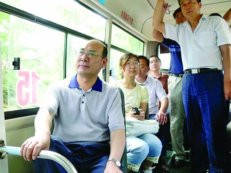 陈琳摄市委书记杨鲁豫(左)步行上班.