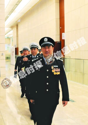 被誉为"雷霆战警"的东莞市公安局刑警支队支队长——李灼华.