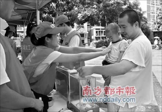 数十"爱心妈妈"牵挂两烫伤儿童