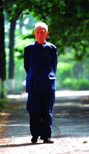 三辞桂冠还自在身