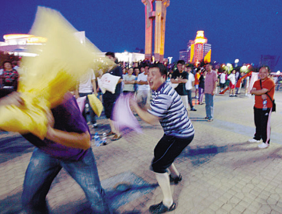 广场"枕头战"有助于减压?