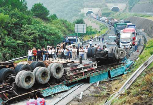 图文:浙江金丽温高速发生车祸2人死亡