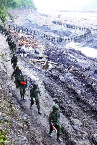 泥石流"灭村"398人被埋(图)