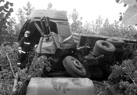 17日5时许 ,104国道曲阜董庄段一辆货车与一辆拖拉机发生追尾,受到