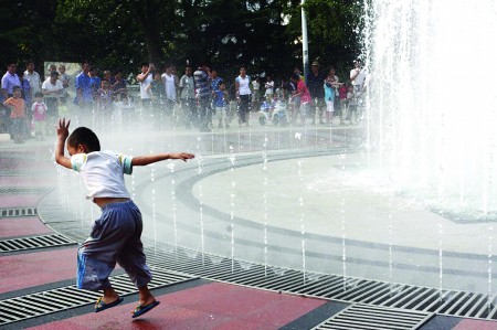 画星星建城堡25岁儿童公园"扮嫩"亲近小朋友 □改造中108级"招牌台阶"