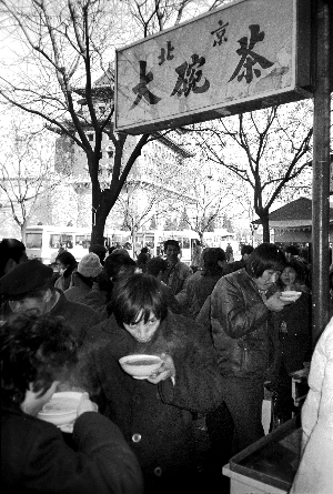 1986年,前门,老百姓在喝大碗茶.80年代,大碗茶是北京的"特色饮品.