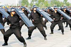 石市公安特警進行警棍盾牌術演練.本報記者 李青攝