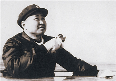 解放初期的方槐老将军方槐为本报题写:影响有影响的人.