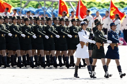 中華人民共和國成立60週年國慶閱兵在北京舉行,三軍女兵方隊通過