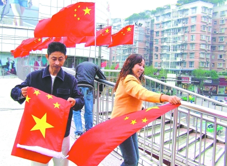 主城区约10万面国旗全部回收保管