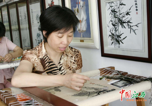 张小红从仙女湖畔走出的国际绣娘中国江西网20091011221242