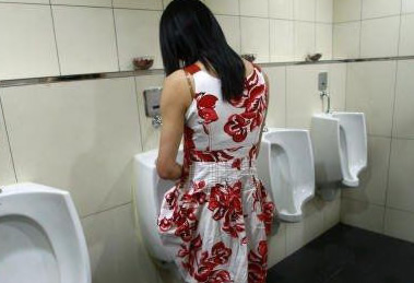 台湾女生提倡站着尿尿(组图) 女生