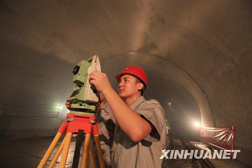 11月4日,中國鐵建二十二局集團的工人在廈門翔安海底隧道進行測量