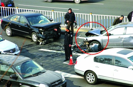 车祸现场,画圈处为肇事的"马6".