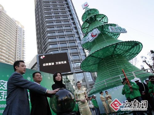 18米许愿树亮相昆明街头 你有什么心愿请去许下