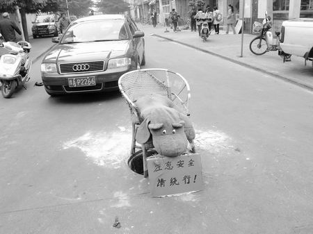 河东街与顺河路交叉口附近一窨井井盖被轧烂 破椅玩具狗提醒您绕路走