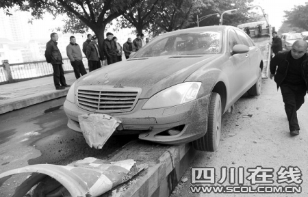 国内新闻 > 正文   奔驰车冲上水泥隔离带,动弹不得   事发九眼桥南